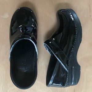 Dansko Professional black patent clogs 37 (6.5/7)
